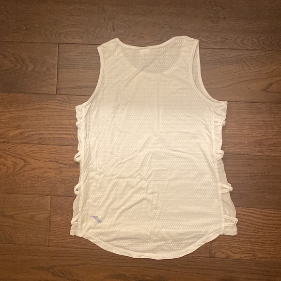 White athletic top, from sportchek - Picture 2 of 2